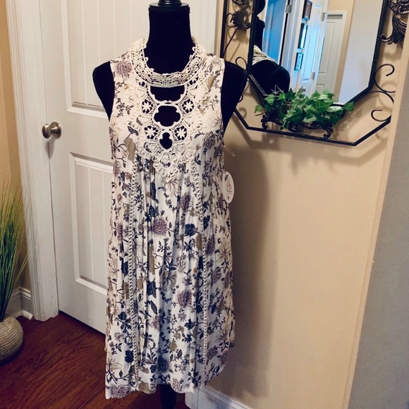 BEAUTIFUL BOUTIQUE DRESS - Picture 4 of 5